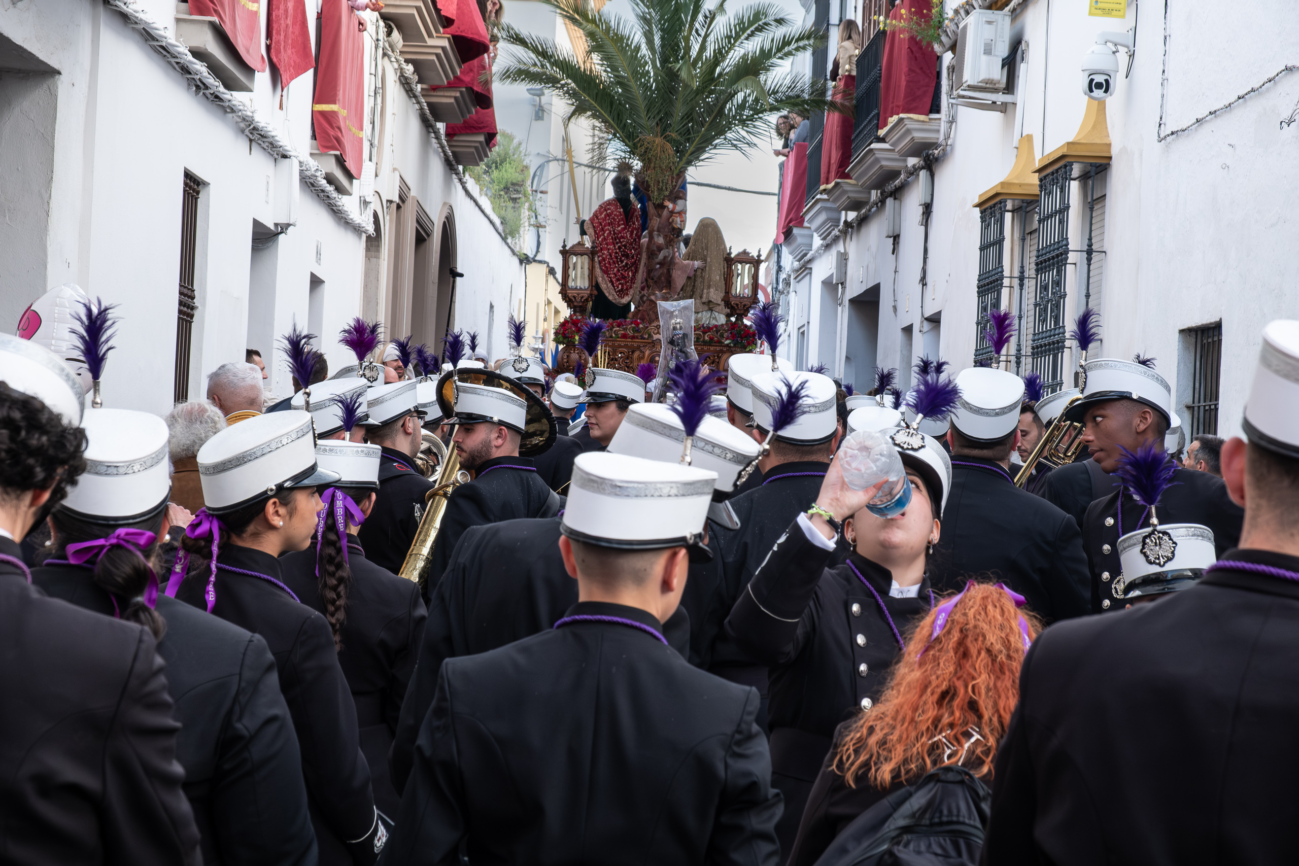 Die Kapelle begleitet den Paso durch die enge Gasse